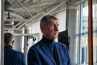 V opozici žádal naftu za 35 korun, dnes radí 30 mi...